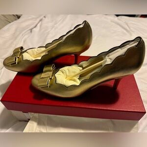 Gold Salvatore Ferragamo Carla Pump, Size 7
